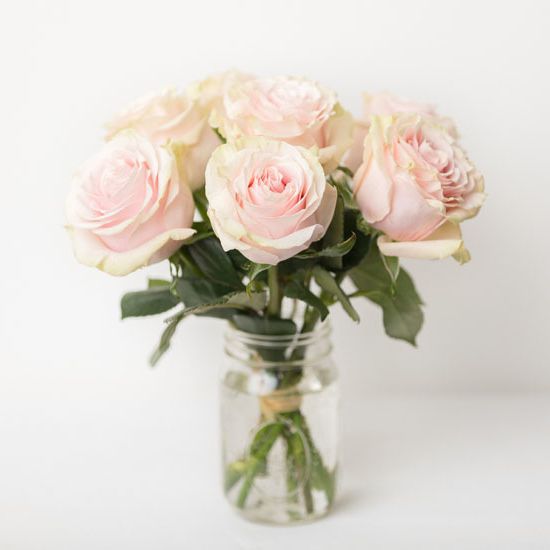 сортовые розы в местной флористической студии в Махачкале