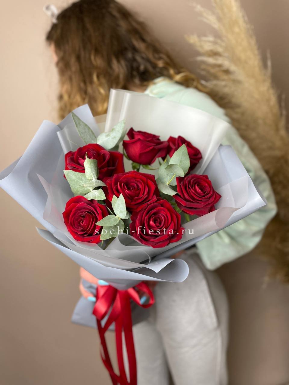 букет из 25 роз в крафтовой бумаге для заказа в Махачкале