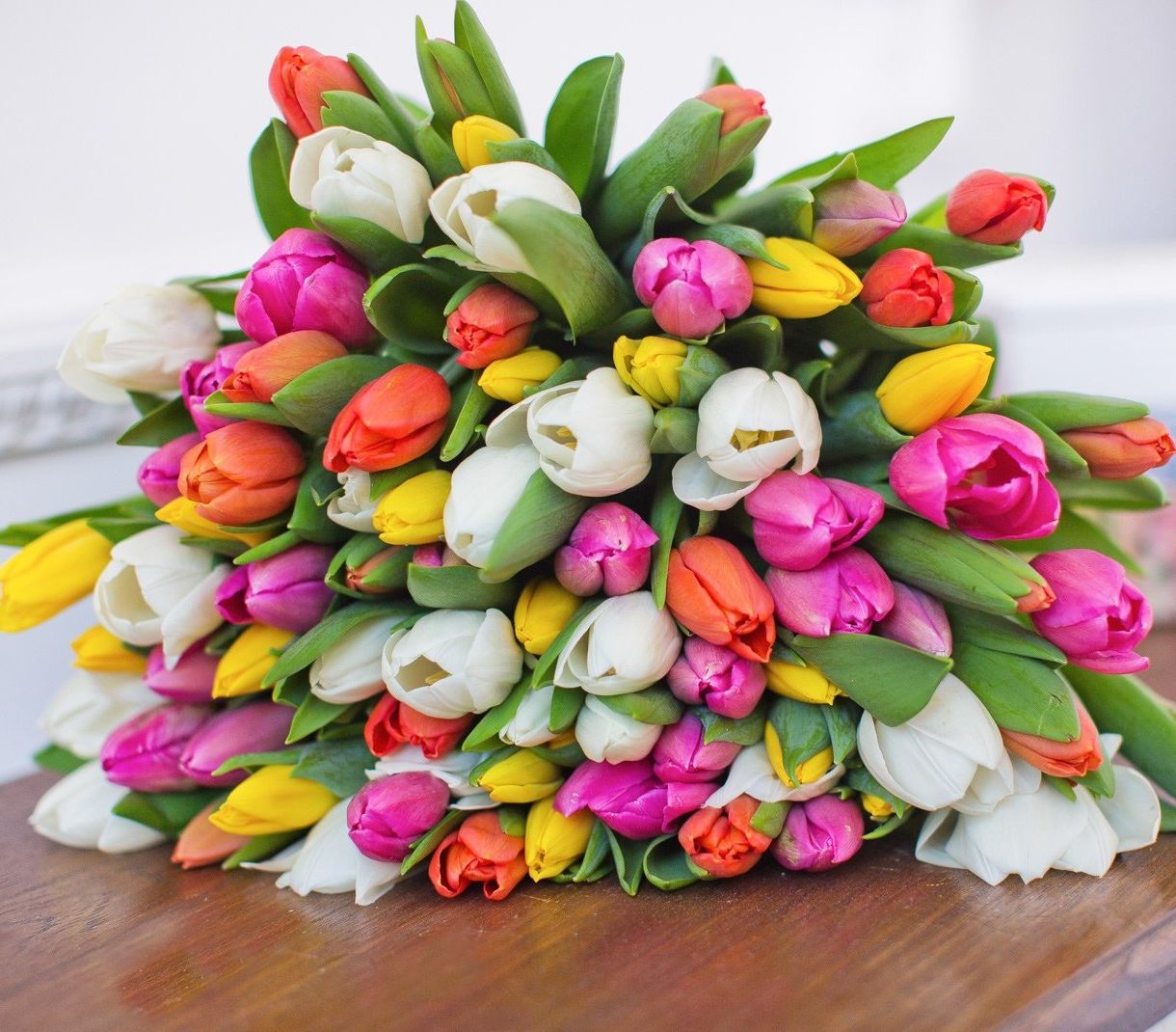 классическая корзина с лилиями и розами для юбилея в Махачкале