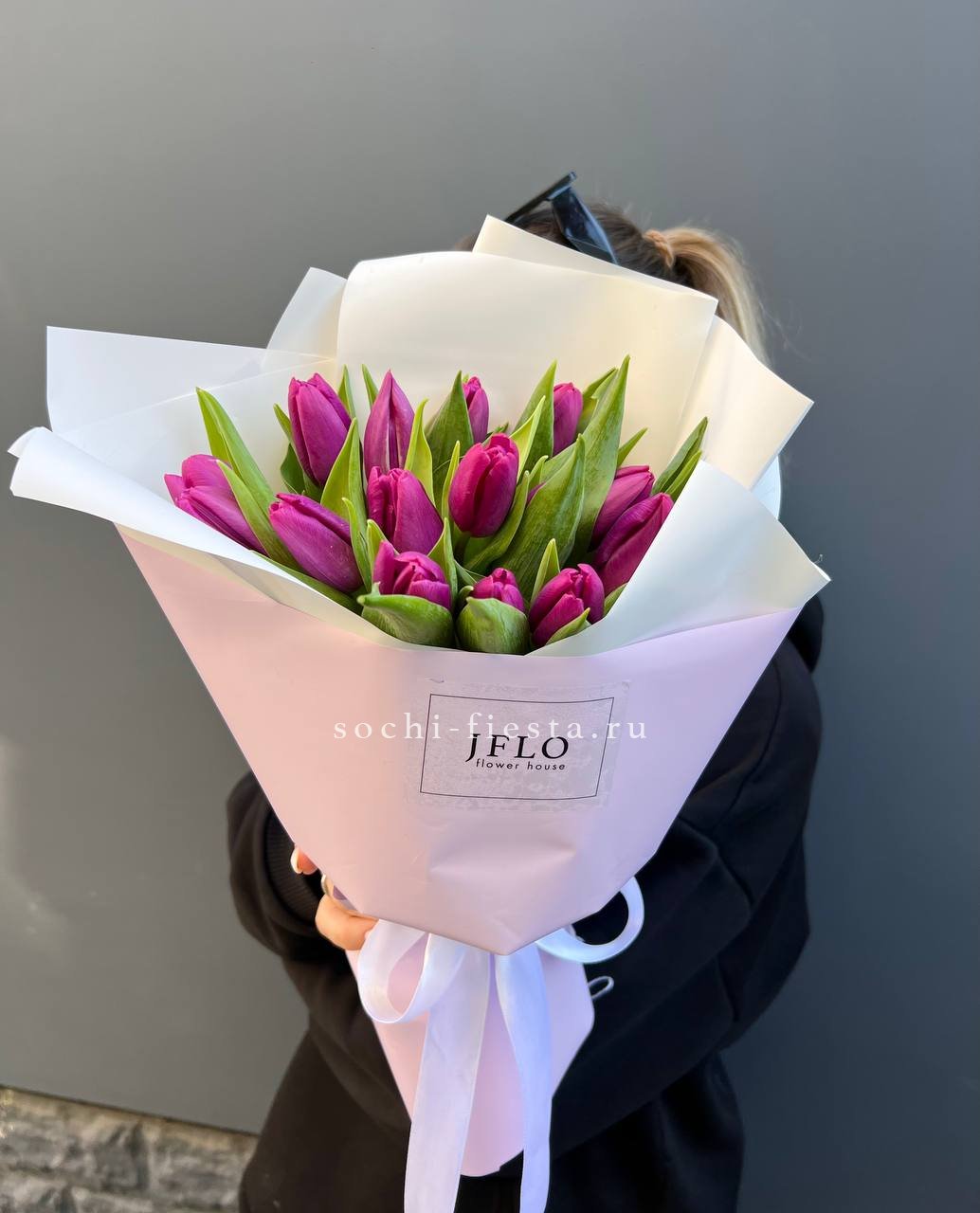 видовой каталог с розами и хризантемами в студии флористики в Махачкале