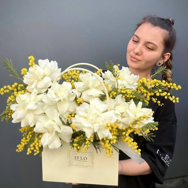 Французские Розы и мимоза  в сумочке  в Махачкале