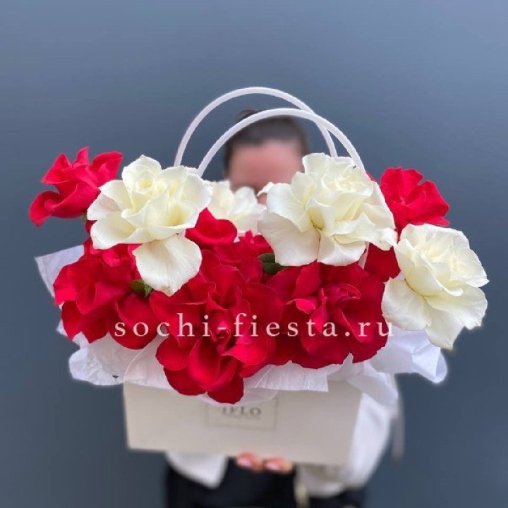 Сумочка  красных и белых роз в Махачкале