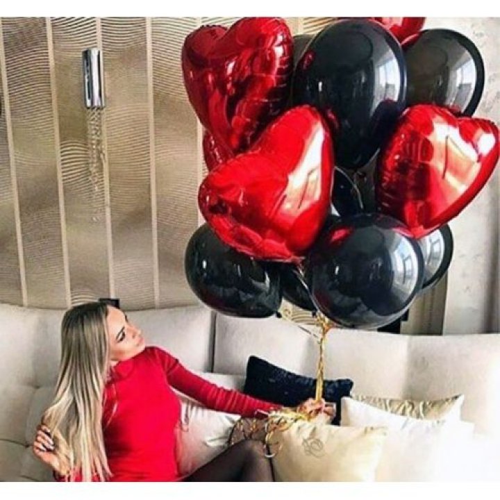 Фонтан из красных сердец с чёрными шарами  в Махачкале