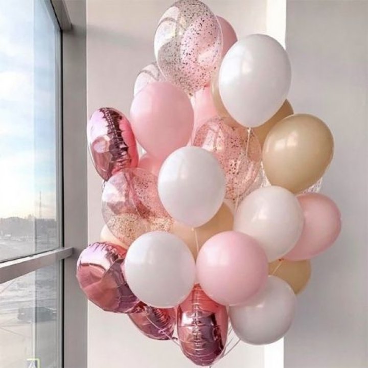 Фонтан шаров розового и белого цветов в Махачкале