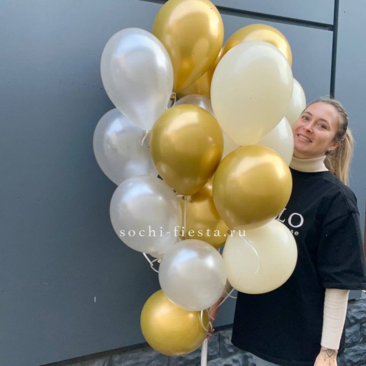 Облако шаров из белого и золотого оттенков в Махачкале