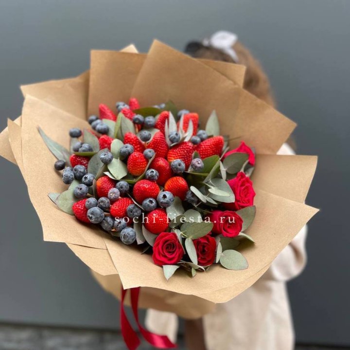 Клубника и голубика с цветами в Махачкале