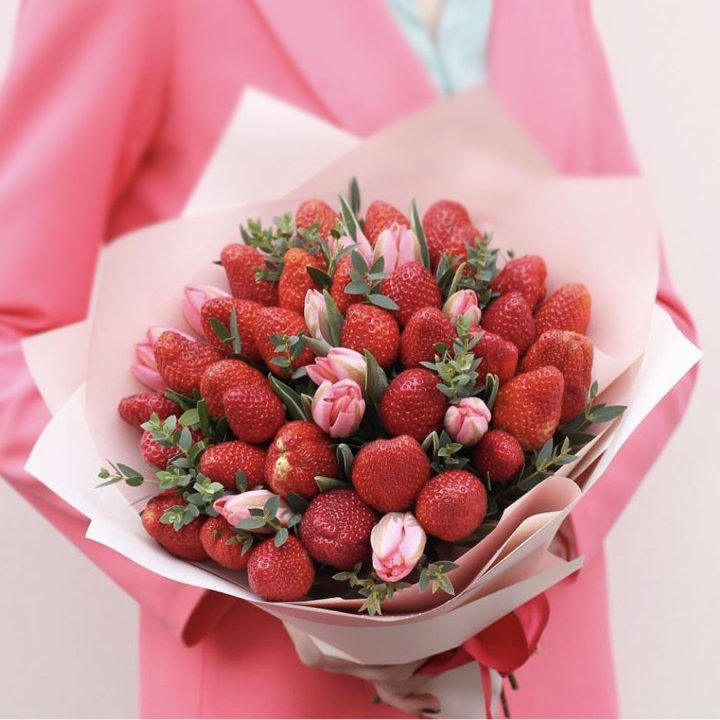 Тюльпаны и клубника в Махачкале