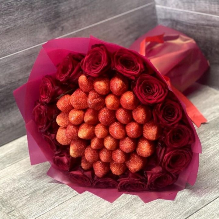 Клубничный букет с розами в Махачкале
