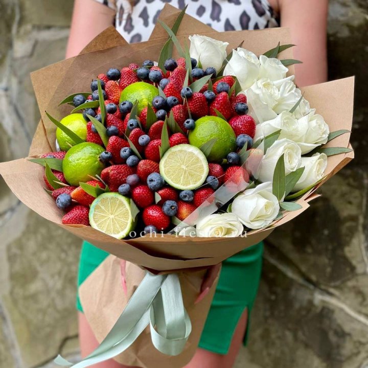 Ягодно-цитрусовый букет с розами в Махачкале