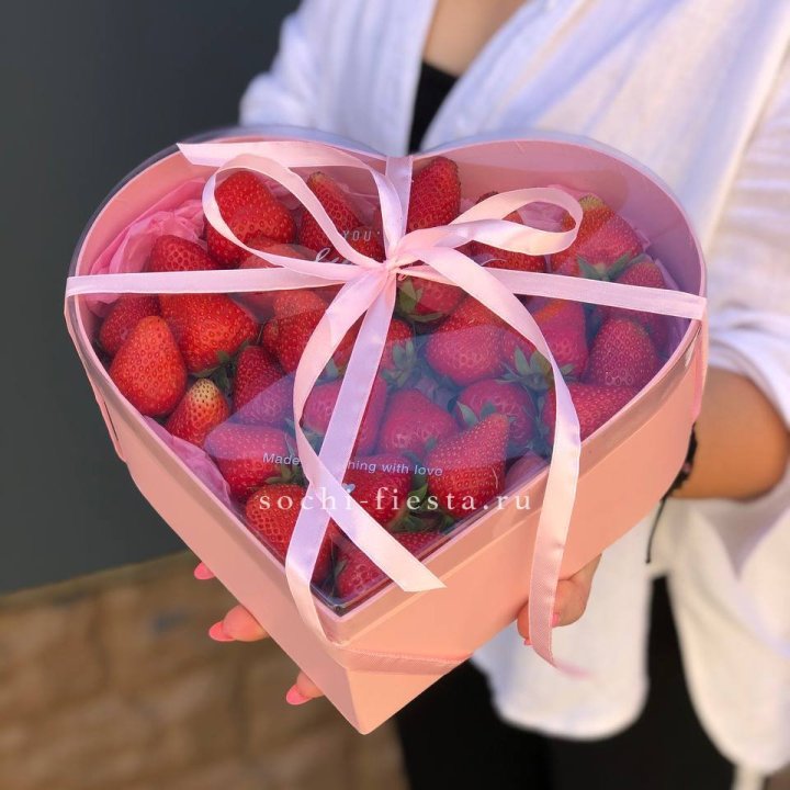 Коробочка сердце  с клубникой в Махачкале