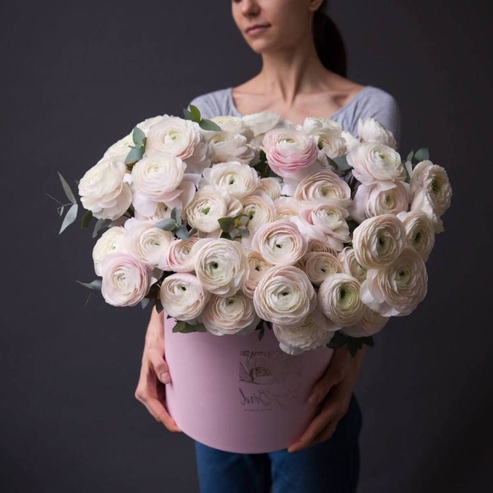 Бокс с ранункулюсами в Махачкале