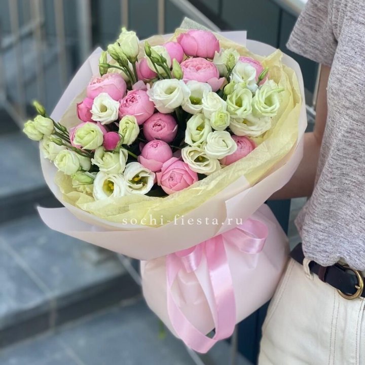 Букет кустовых роз с эустомой в Махачкале