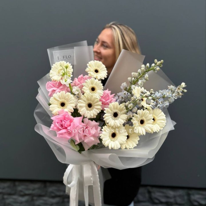 Букет роз и гербер в Махачкале