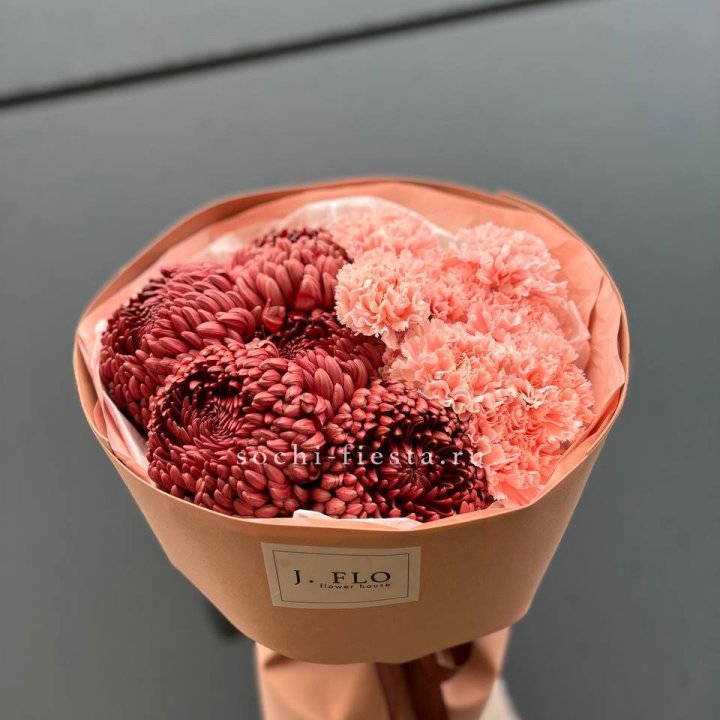 Букет хризантем и диантусов  в Махачкале