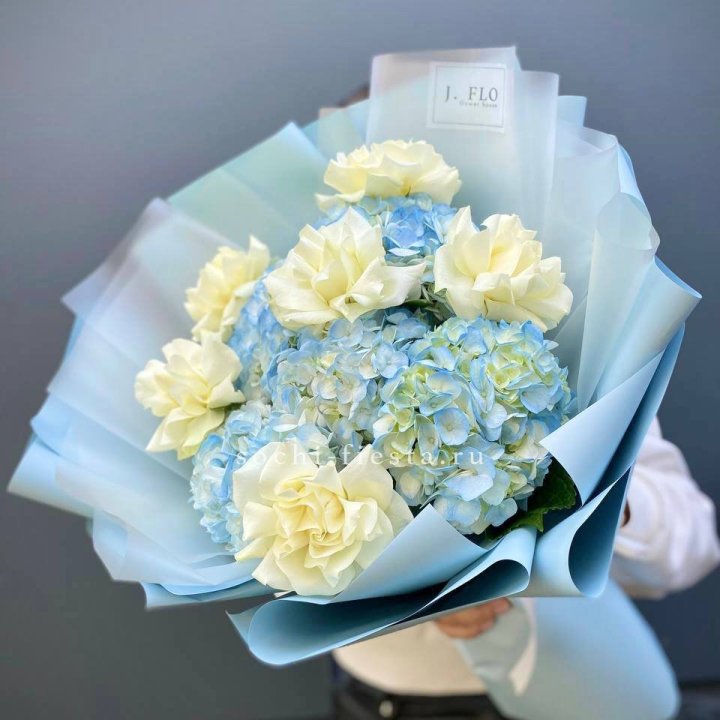  Букет из голубых гортензий и роз  в Махачкале