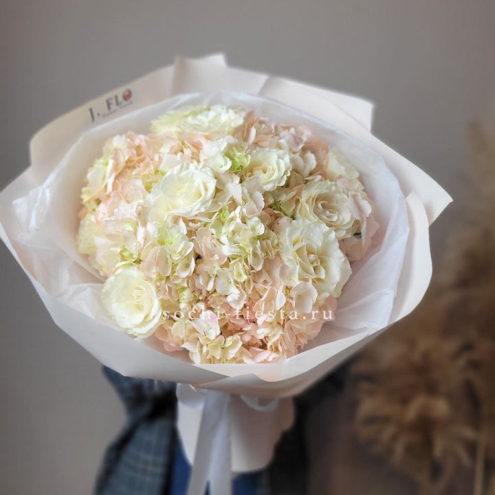  Букет гортензии и роз  в Махачкале