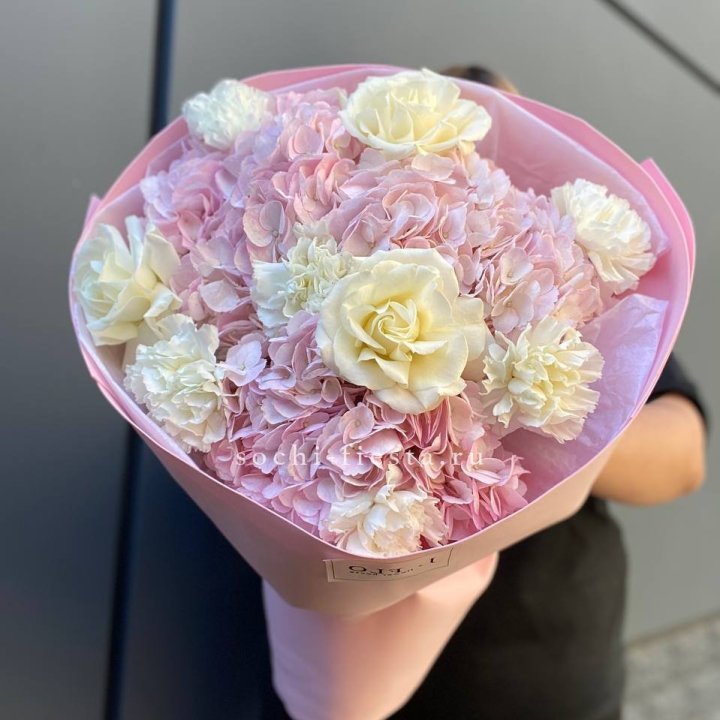  Букет гортензий и роз  в Махачкале