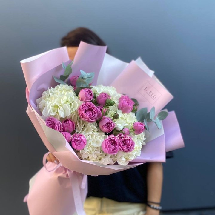 Букет белых гортензий и пионовидных роз  в Махачкале