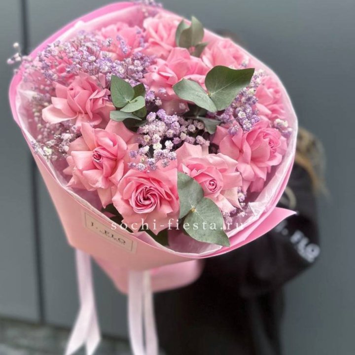 Розовые французские розы с гипсофилой в Махачкале