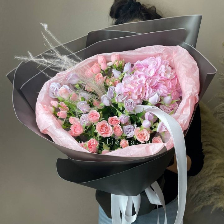  Букет гортензии и роз "Саперави" в Махачкале