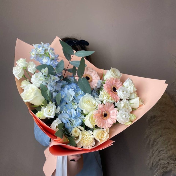  Букет гортензии и роз "Валенсия" в Махачкале
