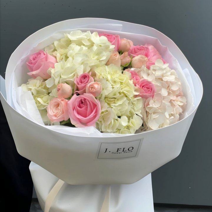  Букет гортензии и роз  "Тиамо" в Махачкале