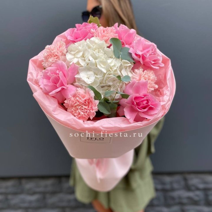  Букет роз и гортензии "Навола" в Махачкале