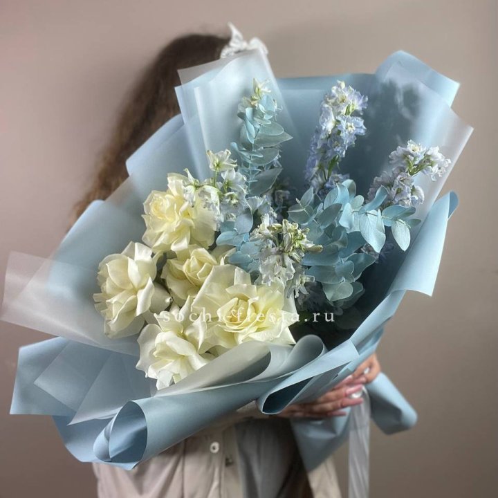 Букет из белых французских роз и дельфиниума в Махачкале