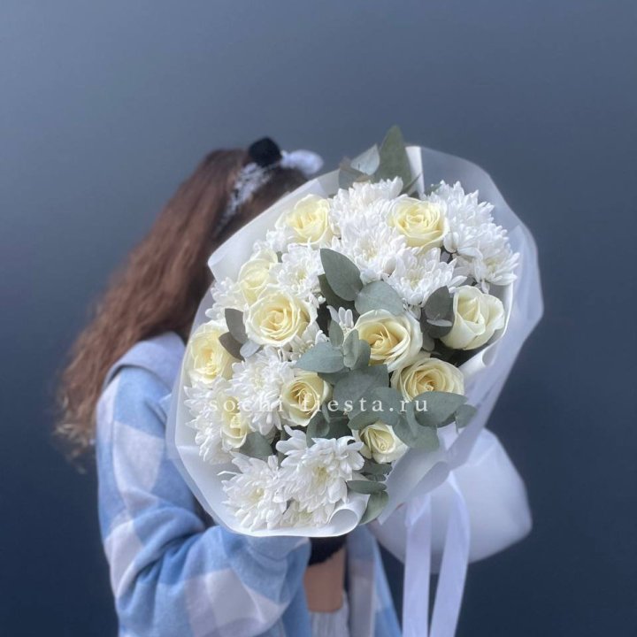  Букет белых роз с хризантемой  в Махачкале