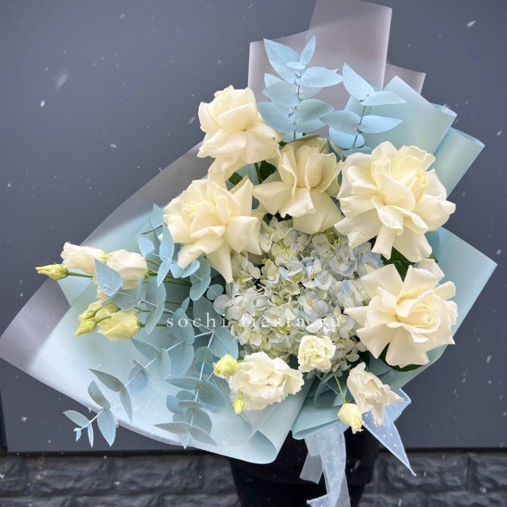 Букет с гортензией и белыми французскими розами в Махачкале