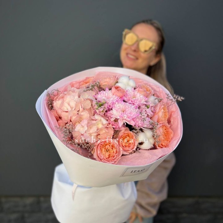 Букет гортензии и кустовых роз  в Махачкале