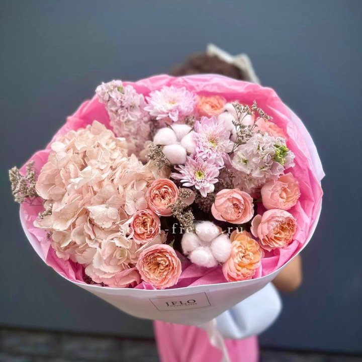 Букет гортензии и кустовых роз "Абрассо" в Махачкале