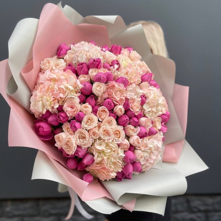 Букет кустовые розы и гортензия в Махачкале