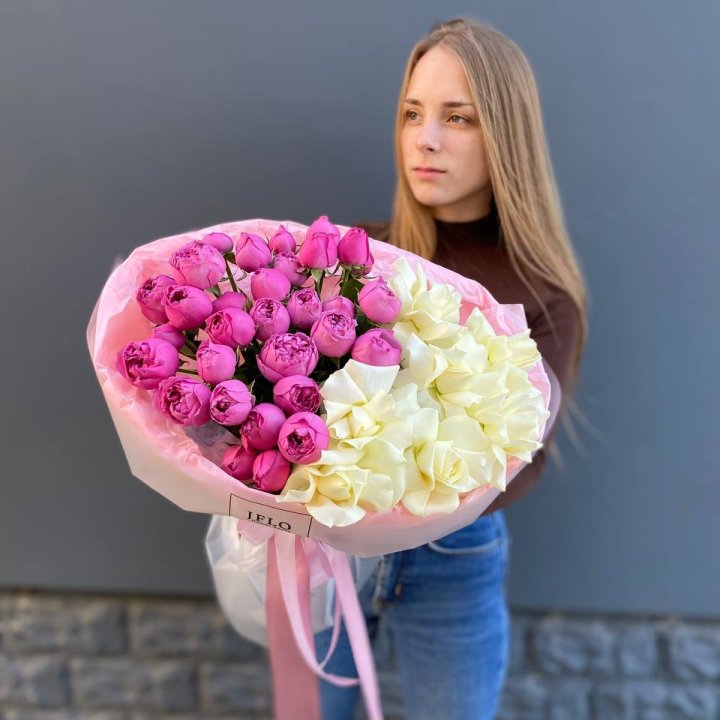 Дуо белых и кустовых роз в Махачкале