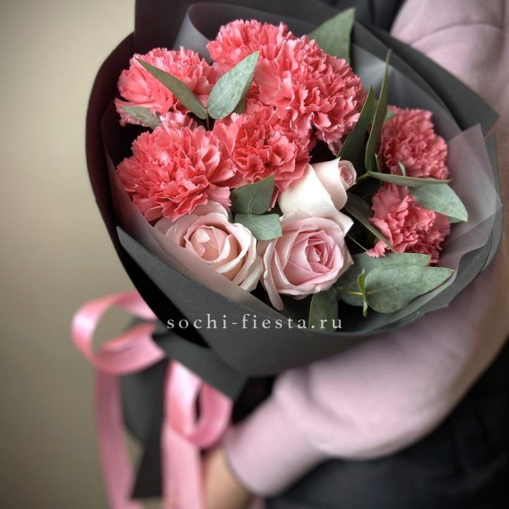Букет из роз и диантусов "Пенелопа" в Махачкале