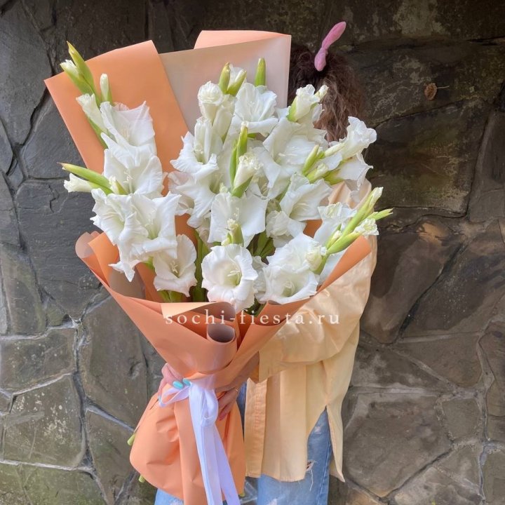 Букет белых гладиолусов  в Махачкале