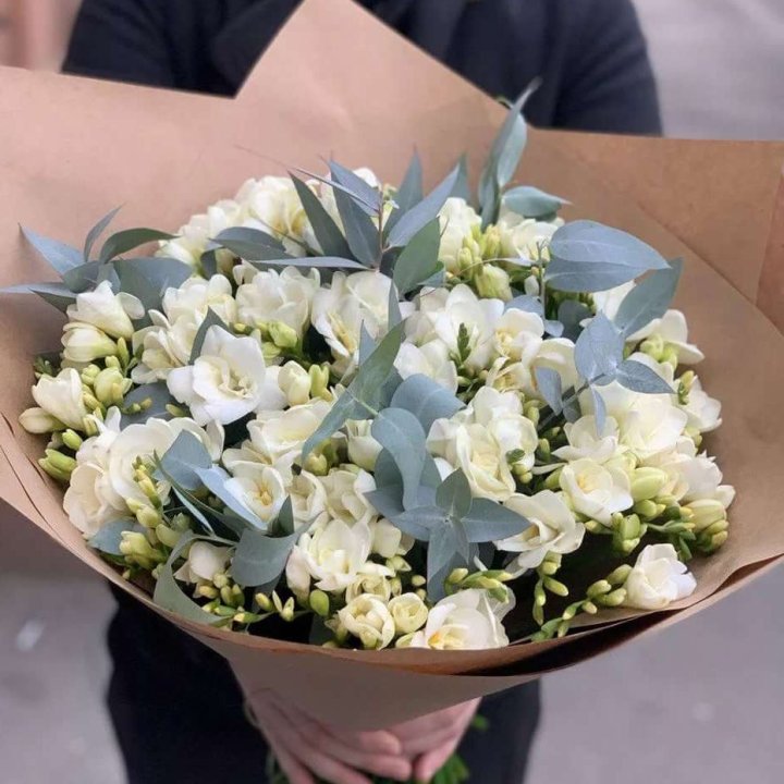 51 фрезия с эвкалиптом в Махачкале