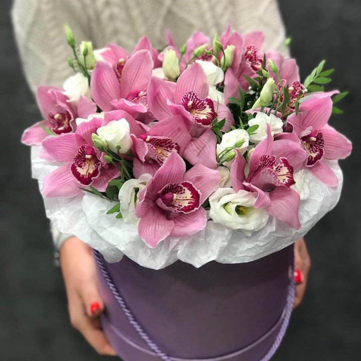 Орхидея и эустома в шляпной коробке в Махачкале