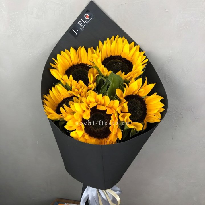 Букет из 5  подсолнухов в Махачкале