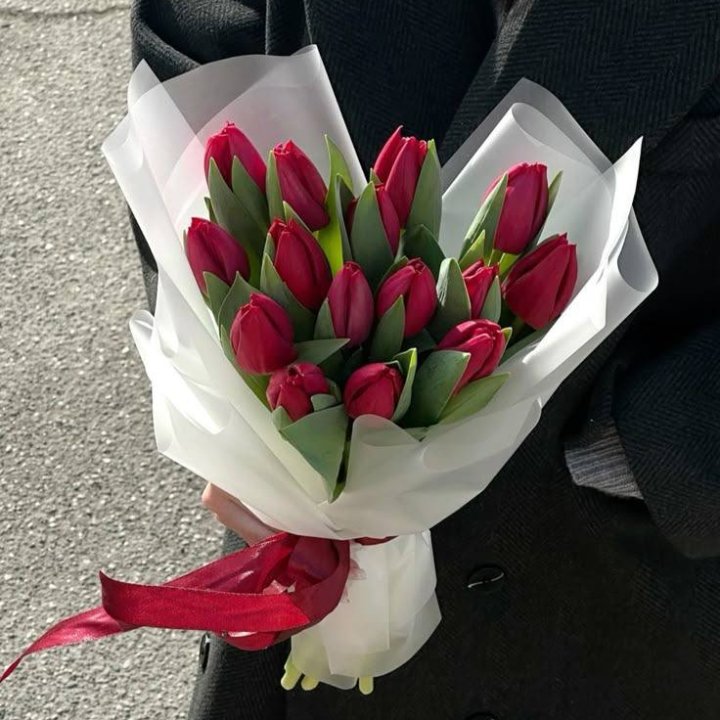 15 красных тюльпанов в Махачкале
