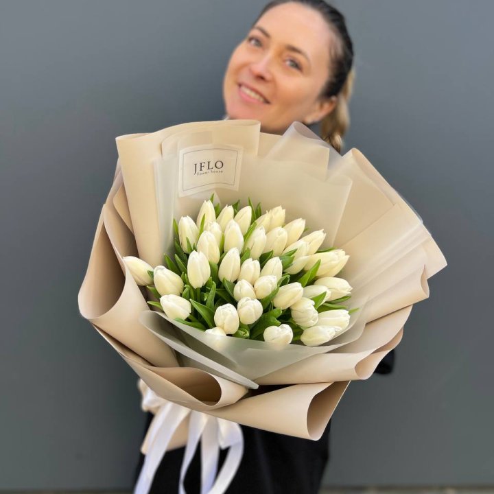 35 белых тюльпанов в Махачкале