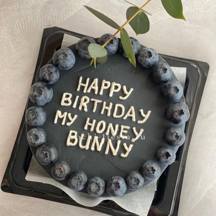 Бенто-торт "С днем рождения" с ягодами в Махачкале