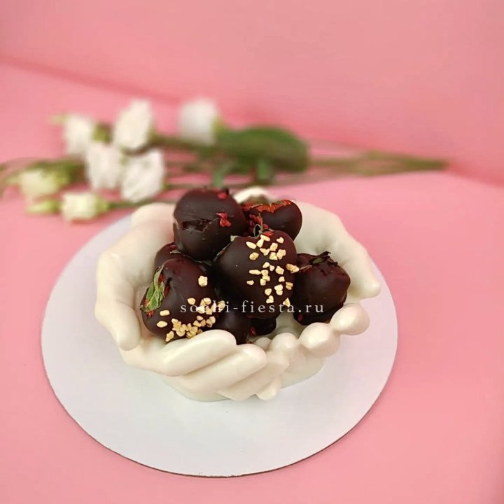 Клубника в шоколаде на шоколадных ладонях  в Махачкале