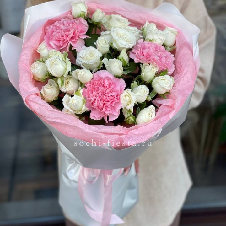 Букет розы с диантусами "Блэш" в Махачкале