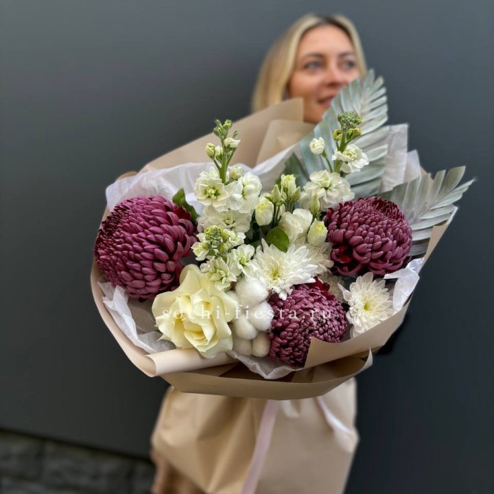 Хризантемы с маттиолой розами эустомой Чика в Махачкале