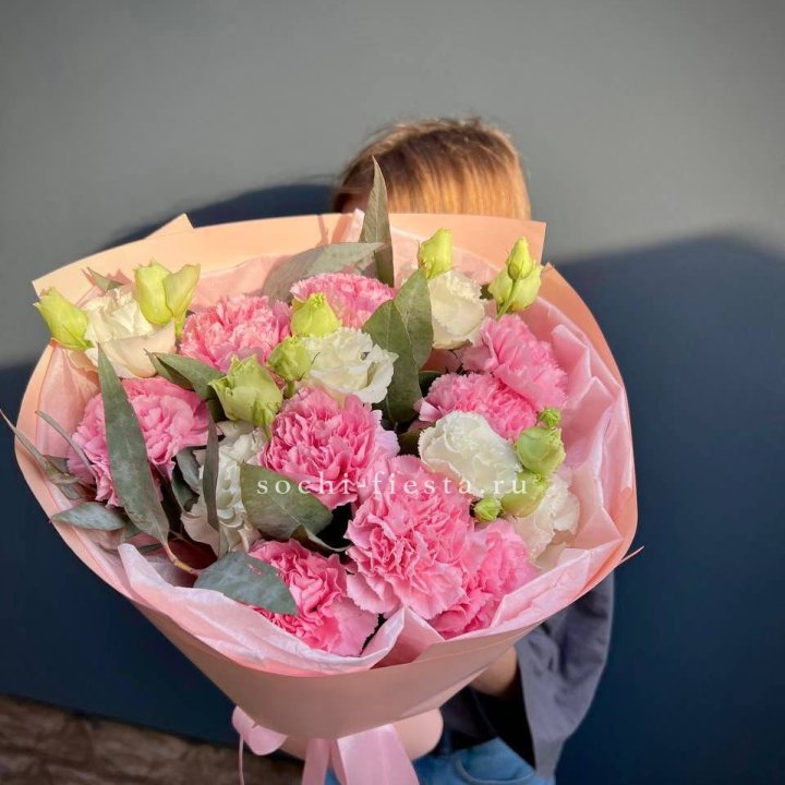 Букет гвоздик и  эустом "Сири" в Махачкале