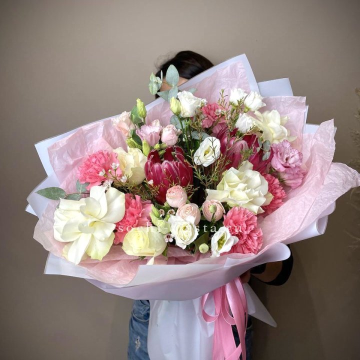 Букет с протеей, розами "Элеонора" в Махачкале