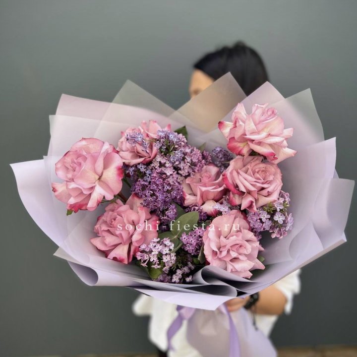 Букет из розовых роз и сирени в Махачкале