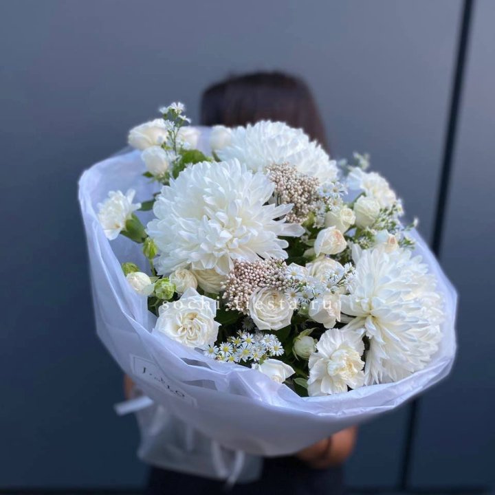 Букет хризантем и роз вайт шотс в Махачкале