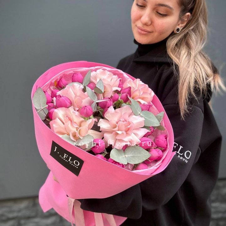 Букет французских и пионовидных роз "Ламиносо" в Махачкале